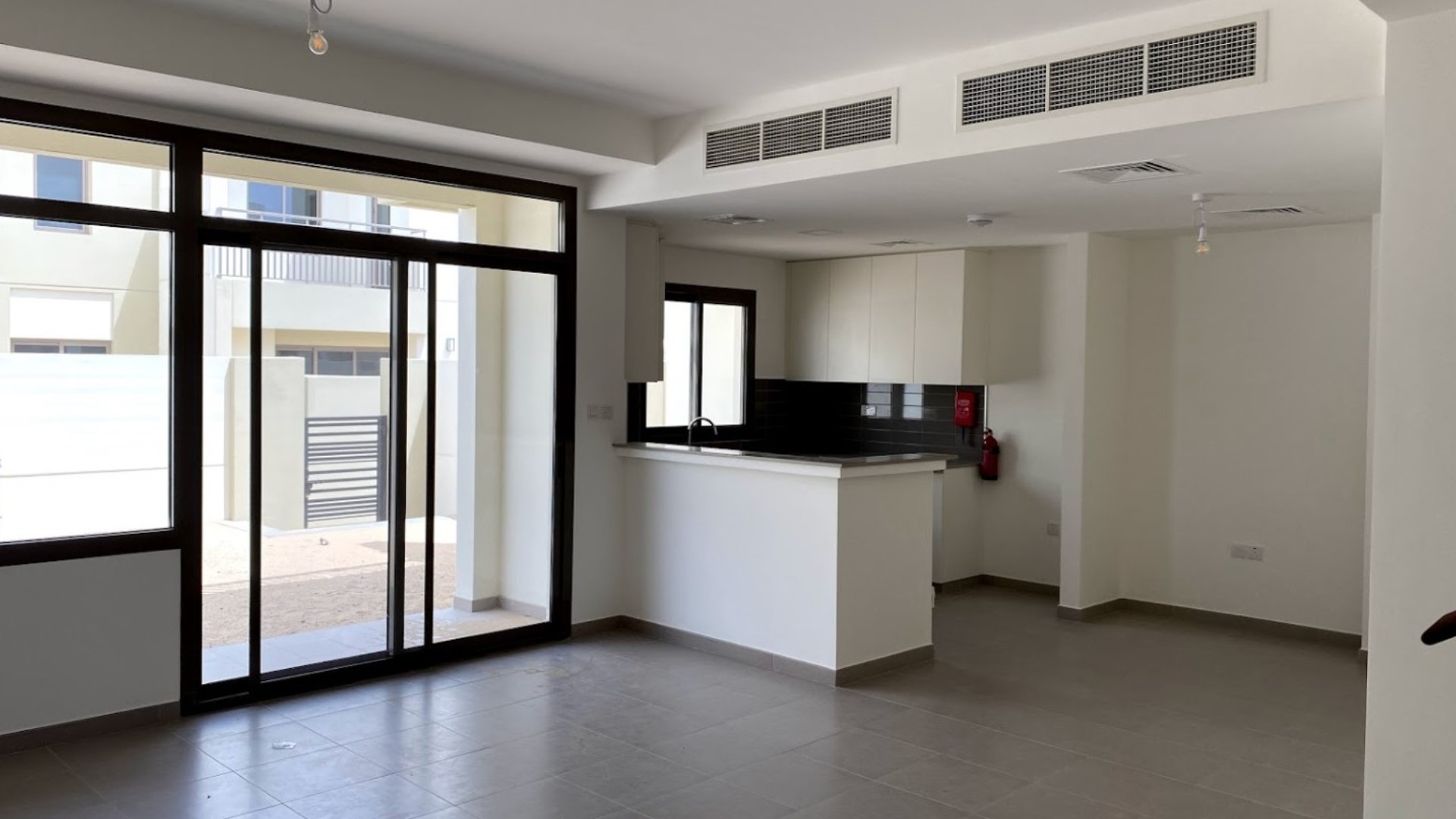 Townhouse for sale in Town Square, Dubai, UAE 3 bedrooms, 187 sq.m. No. 25781 - photo 1